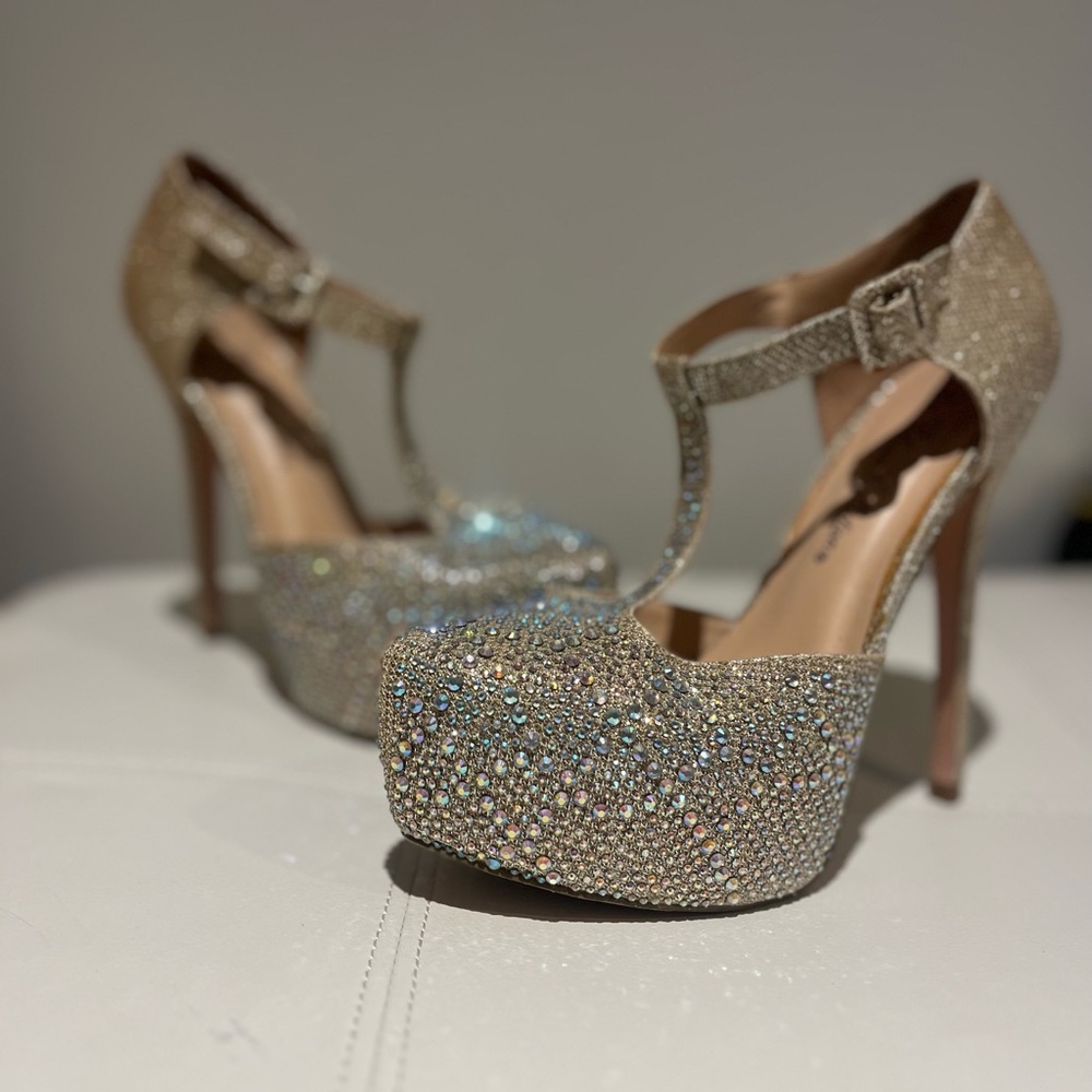 De Blossom Collection size 8.5 platform Gold Rhinestone Pump